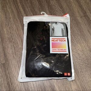 UNIQLO Men Black V Neck Short Sleeve T shirt Heat Tech Warm Winter